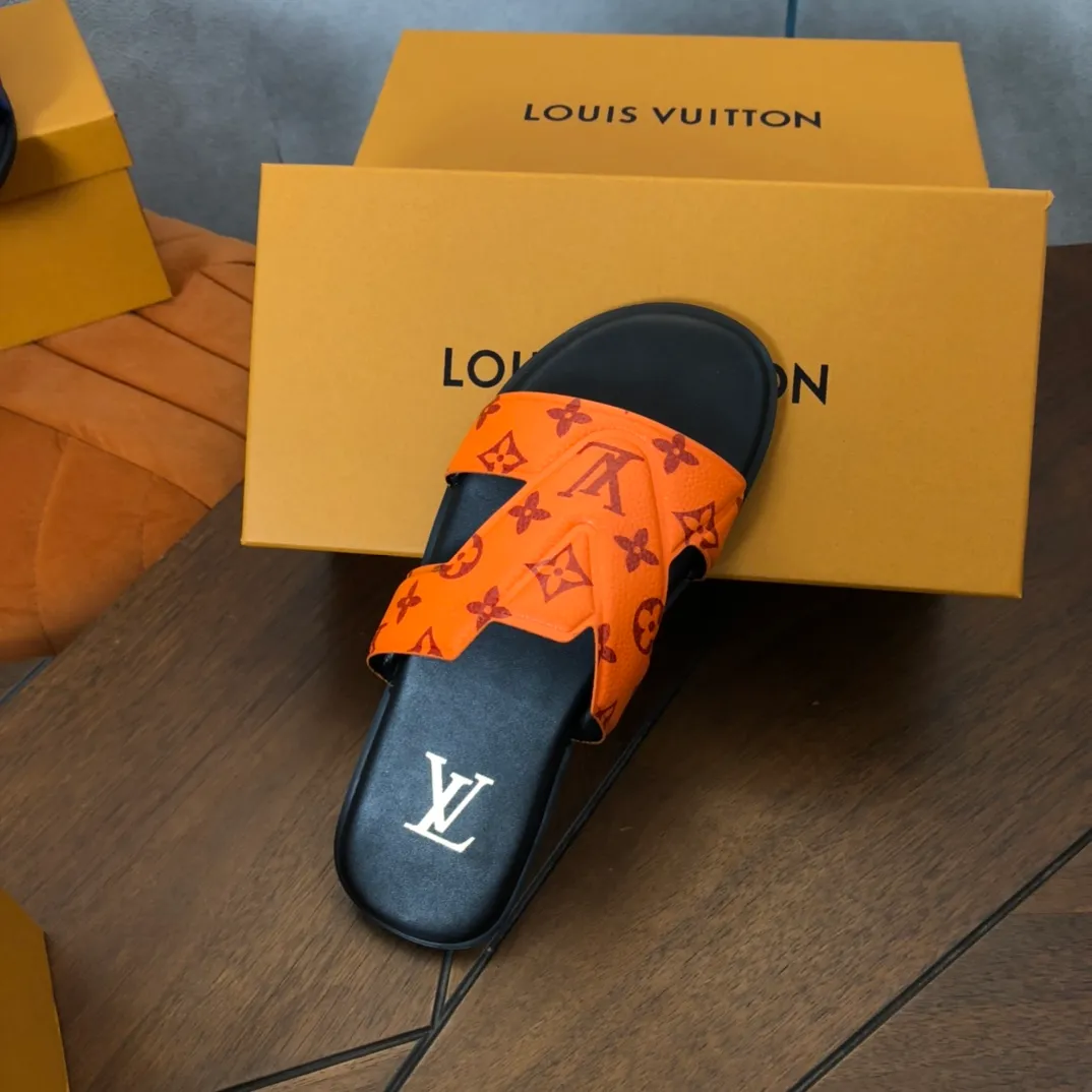Factory price: 270💰LV counters are selling new brand luxury men's slippers, casual, loose and comfortable. The must-have model in the picture above [Happy][Happy], multiple colors available Size: 38-44, customized 45